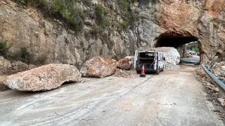 Las máquinas retiraron este domingo en Beceite 400 toneladas de rocas, pero aún quedan bloques junto al túnel de la carretera.