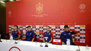 Álvaro Morata (2i), César Azpilicueta (2d), Rodrigo Hernández (i) y Marco Asensio, capitanes de la Selección
