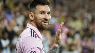 El delantero del Inter Miami, Leo Messi, saluda a la multitud durante la segunda mitad de un partido de fútbol de la MLS contra Los Ángeles FC.