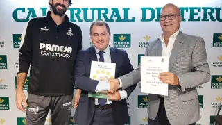 De izquierda a derecha, el entrenador del Club Voleibol Teruel, Maxi Torcello, el director general de Caja Rural de Teruel, David Gutiérrez y el presidente del Club Vileibol Teruel, Carlos Ranera.