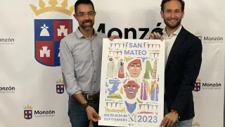 Jairo Sánchez e Isaac Claver, con el cartel de las fiestas de Monzón.