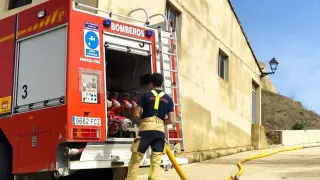 Los bomberos, en la foto, llevan agua diariamente a la población de Lledó.