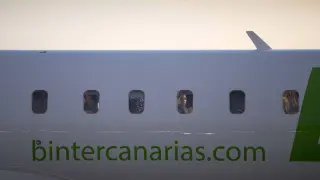 Avión de Binter en el aeropuerto de Zaragoza. gsc1