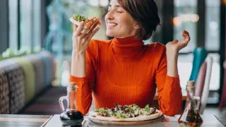 Mujer-comiendo-pizza