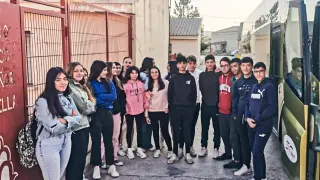 Parte de los 30 alumnos afectados por la eliminación de la línea entre Aguaviva y Calanda.