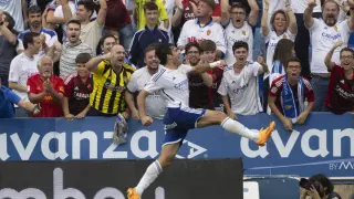 El salto de Iván Azón en la celebración de un gol, el salto de la cantera del Real Zaragoza.