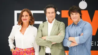 Los chefs Samantha Vallejo-Nágera, Pepe Rodríguez y Jordi Cruz, posan durante la XV edición del Festival de Televisión FesTVal de Vitoria