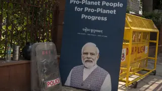 Un cartel del primer ministro indio Narendra Modi en una carretera que conduce a la sede de la cumbre de esta semana del G20 en Nueva Delhi, India.