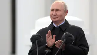 El presidente ruso, Vladimir Putin, aplaude durante la ceremonia de apertura del tramo norte de la ruta Moscú Speed ​​Diámetro.