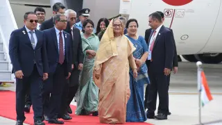 El Primer Ministro de Bangladesh, Smt. Sheikh Hasina, en su llegada a la Cumbre del G20 en el Aeropuerto de la Fuerza Aérea de Palam, en Nueva Delhi, India.