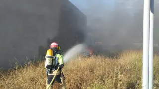 Bomberos en la extinción del fuego de neumáticos en Monreal del Campo