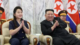 Corea del Norte celebra el 75 aniversario de la fundación del país: el líder Kim Jong-un y su hija