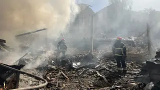 Los bomberos trabajan en el lugar de un ataque con misiles en Kryvyi Rih, región de Dnipropetrovsk