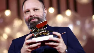 The 80th Venice Film Festival - Awards Ceremony - Venice, Italy, September 9, 2023. Director Yorgos Lanthimos poses with Golden Lion Award for Best Film for the movie 'Poor Things'. REUTERS/Guglielmo Mangiapane TPX IMAGES OF THE DAY