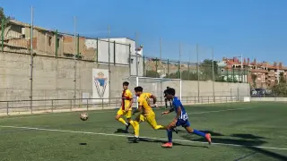 Acción de juego entre el Escalerillas y el Oliver en la primera jornada de Liga Nacional juvenil.