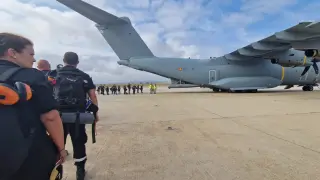 Un equipo de la UME sube al A400 en la Base Aérea de Zaragoza para partir a Marruecos