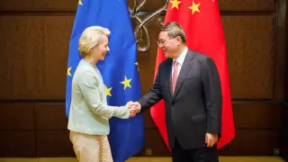 Urusla von der Leyen se reúne con el primer ministro de China Lo Quiang en un aparte de la cumbre del G20.