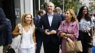 Ana Alós, Jorge Azcón y Natalia Chueca a su llegada a Génova