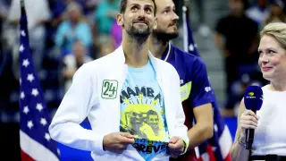 Djokovic mostrando una camiseta en recuerdo de Kobe Bryant