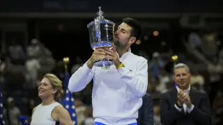 Novak Djokovic con su trofeo tras ganar contra Daniil Medvedev