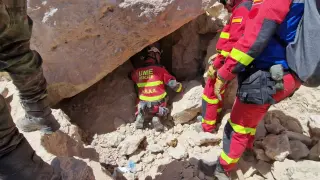Efectivos de la Unidad Militar de Emergencias (UME) del Ejército español trabajan en las tareas de búsqueda y rescate, este lunes en Anougal (Marruecos)