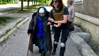 Emma Igual ayudando a una anciana en Ucrania
