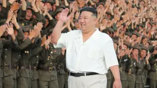 Kim Jong-un junto a las tropas