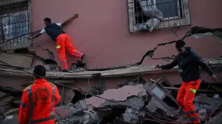 Trabajadores andan entre los escombros, a 11 de septiembre de 2023, en Talat Nyakoub, provincia de Al Haouz, región de Marrakech-Safi (Marruecos). El terremoto de magnitud 6,8 en la escala abierta de Richter sacudió el país en la noche del 8 de septiembre y el número de víctimas que ha provocado, según el cómputo llevado a cabo hasta las 15.00 hora local (GMT+1), es de 2.681 muertos y 2.501 heridos, según una nota del Ministerio marroquí del Interior. No se descarta que la cifra de víctimas aumenten por el elevado número de heridos y la búsqueda de más posibles víctimas entre los escombros. La provincia de Al Hauz es la más afectada por el seísmo, que está considerado ya como el desastre natural más mortífero registrado en Marruecos en las últimas décadas...11 SEPTIEMBRE 2023;TERREMOTO;MARRUECOS;VICTIMAS;MUERTOS..Fernando Sánchez / Europa Press..11/09/2023[[[EP]]]