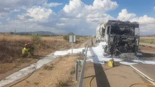 Los bomberos han refrigerado con espuma los depósitos del vehículo para lograr apagar el fuego.