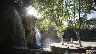 La bonita cascada en el parque de Muel