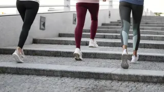 cerrar-mujeres-corriendo-escaleras