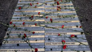 Claveles sobre los nombres de algunas de las víctimas de la dictadura de Pinochet en Chile