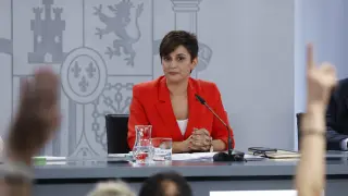 Isabel Rodríguez respondiendo a la prensa tras el Consejo de Ministros