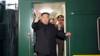 Kim Jong Un y su comitiva en Pionyang de camino a Rusia.