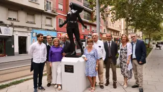 Los familiares del artista catalán Ricard Sala, junto a la escultura donada a la ciudad de Zaragoza.
