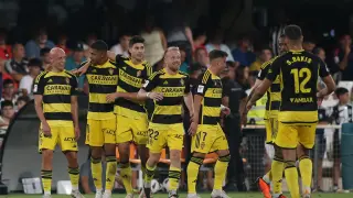 Festejo del tercer gol, obra de Mollejo, que abrochó la victoria en Cartagena.