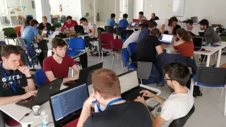 Jóvenes participando en un hackatón