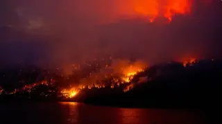 Un incendio en el Lago Adams, Canadá.