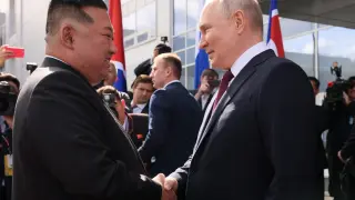 Vladímir Putin y Kim Jong-un estrechando sus manos