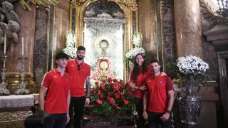 Fotos del Casademont Zaragoza, en su habitual Ofrenda a la Virgen y visita al Ayuntamiento