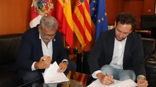 José Antonio Mayoral (i) e Isaac Claver firman el convenio para impulsar las prácticas de Medicina en el medio rural.