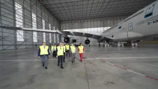 Autoridades e invitados han recorrido el nuevo hangar, donde ya se encuentra un A380.