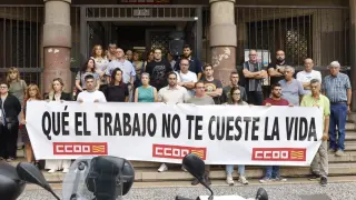 Concentración contra la siniestralidad laboral este viernes ante la sede de CC. OO. en Zaragoza.