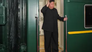 El líder de Corea del Norte, Kim Jong Un, en primer plano, baja de su tren después de cruzar la frontera con Rusia en Khasan, a unos 127 kilómetros (79 millas) al sur de Vladivostok, Rusia.