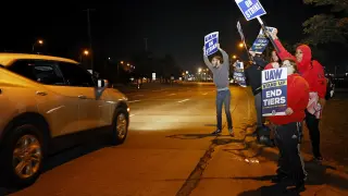 Miembros del Sindicato Unido de Trabajadores del Automóvil protestan fuera de la planta de ensamblake de Ford Michigan en Wayne, este viernes en Estados Unidos. Los miembros del UAW abandonaron se declararon en huelga como respuesta a las negociaciones fa