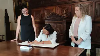 La consejera Carmen Susín firma en el libro de honor del Ayuntamiento de Huesca.