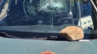 La piedra lanzada contra el vehículo de la Guardia Civil provocó graves daños.