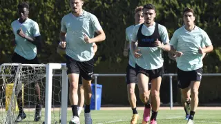 Varios jugadores de la SD Huesca, corriendo durante un entrenamiento de esta semana en la BAF.