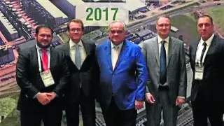 Eduardo Villarroya, de IQE, junto a su hermano Pablo, en la inauguración de la planta de Eti Soda, que pertenece al grupo Ciner (uno de los más grandes de Turquía)