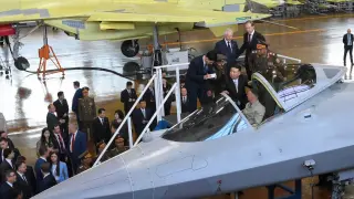 Kim Jong Un en un avión ante la demostración de la tecnología rusa